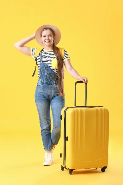 Junge Frau Mit Koffer Auf Farbigem Hintergrund Reisekonzept — Stockfoto