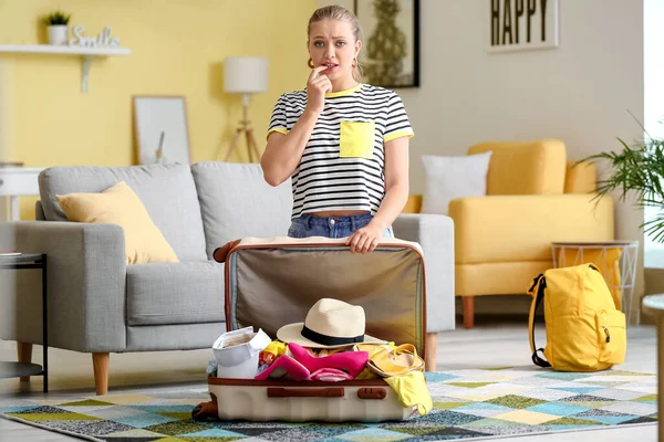 Evde Bir Sürü Eşyası Olan Üzgün Genç Bir Kadın Bavul — Stok fotoğraf