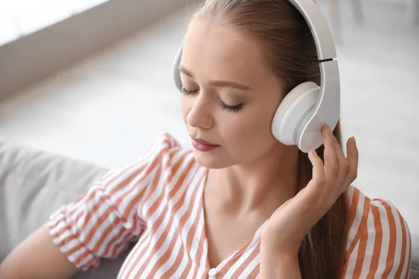 Νυσταγμένη Νεαρή Γυναίκα Που Ακούει Μουσική Στο Σπίτι — Φωτογραφία Αρχείου