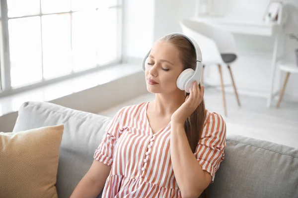 Slaperige Jonge Vrouw Luisteren Naar Muziek Thuis — Stockfoto