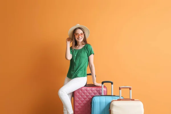 Junge Frau Mit Koffern Auf Farbigem Hintergrund Reisekonzept — Stockfoto