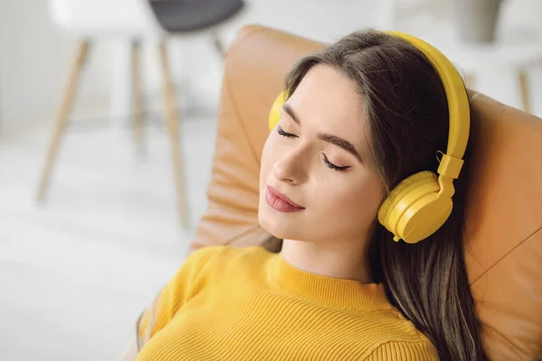 Mujer Joven Somnolienta Escuchando Música Casa —  Fotos de Stock