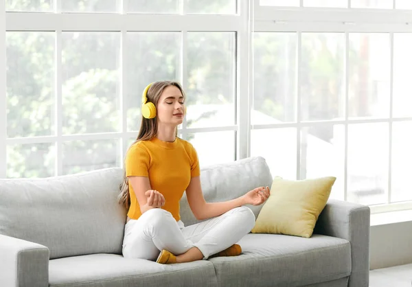 Mladá Žena Poslouchá Hudbu Zatímco Medituje Doma — Stock fotografie
