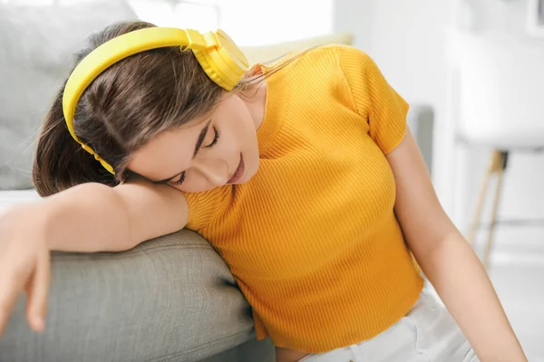 Ospalá Mladá Žena Poslouchá Hudbu Doma — Stock fotografie