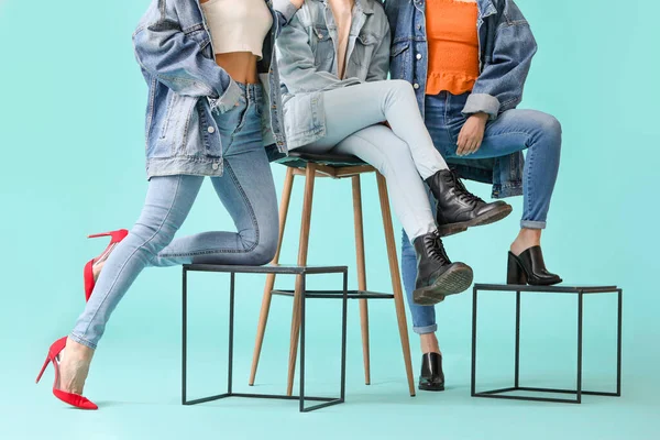 Junge Frauen Stilvollen Schuhen Auf Farbigem Hintergrund — Stockfoto