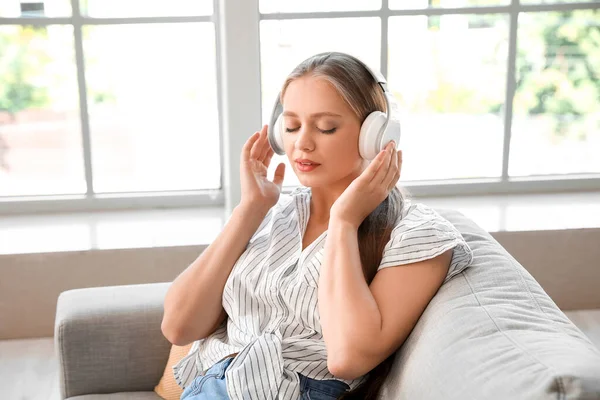 Jeune Femme Endormie Écoutant Musique Maison — Photo