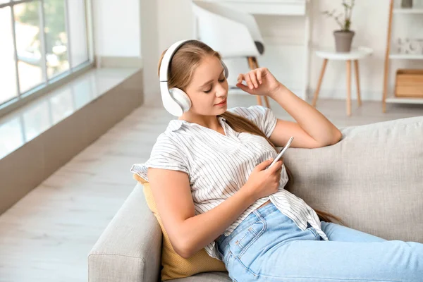 Mujer Joven Somnolienta Escuchando Música Casa —  Fotos de Stock