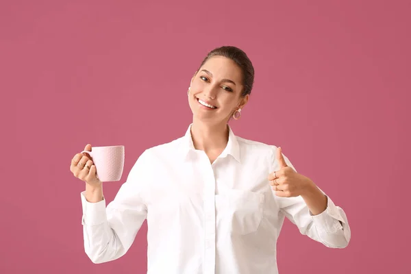 Красивая Молодая Женщина Чашкой Чая Показывает Большой Палец Вверх Цветном — стоковое фото