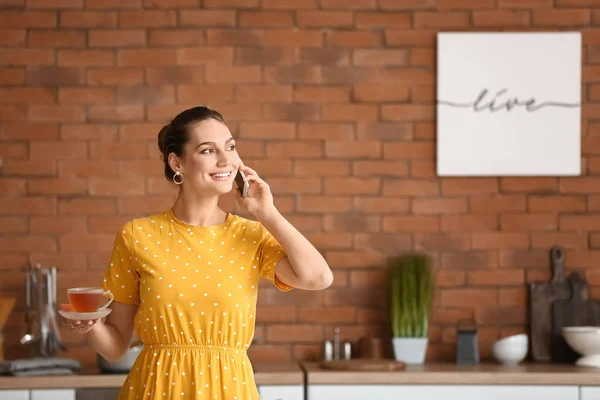 Evde Telefonla Konuşan Bir Fincan Çayla Güzel Genç Bir Kadın — Stok fotoğraf