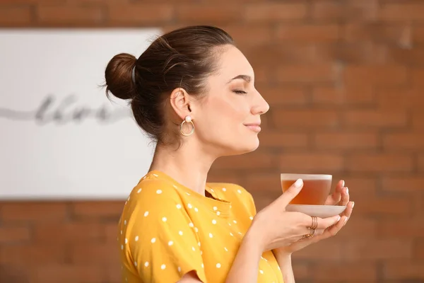 Красивая Молодая Женщина Пьет Чай Дома — стоковое фото