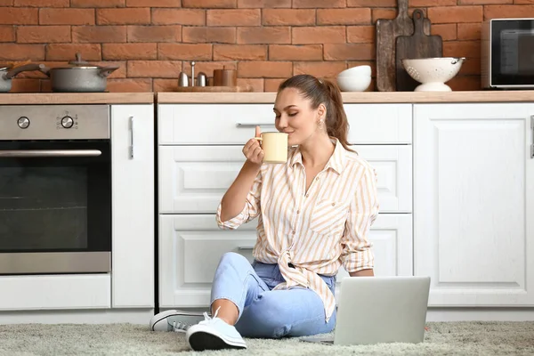 Beautiful Young Woman Laptop Drinking Tea Home — Stock Photo, Image