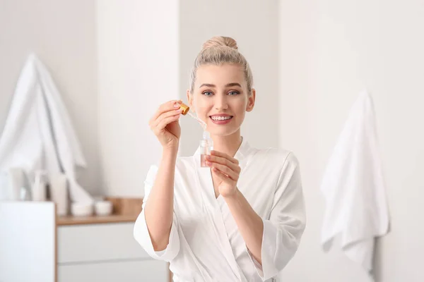 Mulher Bonita Aplicando Óleo Cosmético Banheiro — Fotografia de Stock