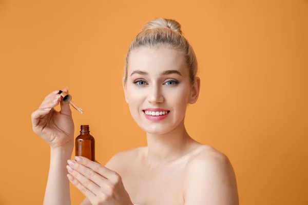 Vacker Ung Kvinna Med Kosmetisk Olja Färg Bakgrund — Stockfoto