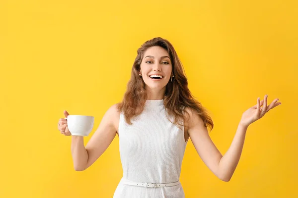 Hermosa Mujer Joven Con Taza Sobre Fondo Color — Foto de Stock