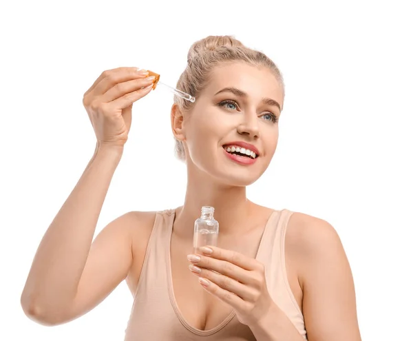 Mooie Jonge Vrouw Met Cosmetische Olie Witte Achtergrond — Stockfoto