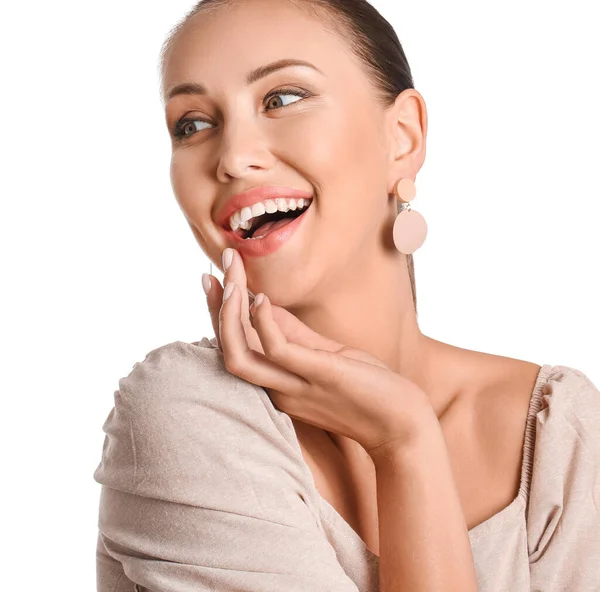 Beyaz arka planda güzel makyajlı genç bir kadın.