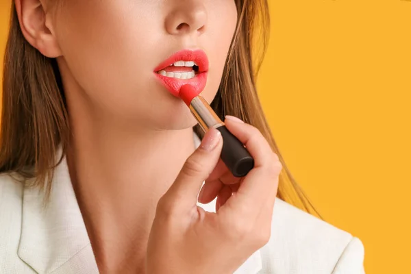천연색 배경에 립스틱을 아름다운 여성이 옷장을 — 스톡 사진