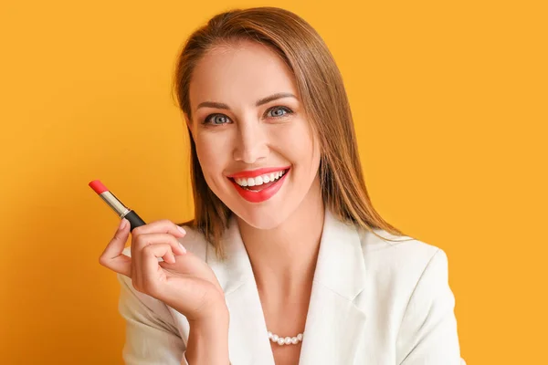 Vacker Ung Kvinna Med Läppstift Färg Bakgrund — Stockfoto