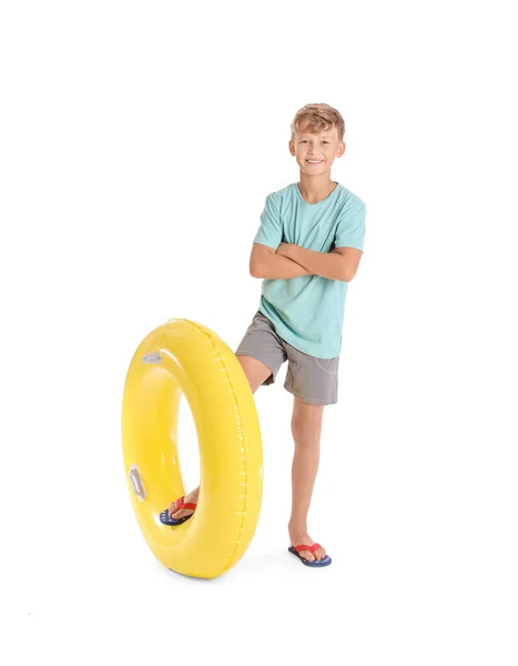 Netter Kleiner Junge Mit Aufblasbarem Ring Auf Weißem Hintergrund — Stockfoto