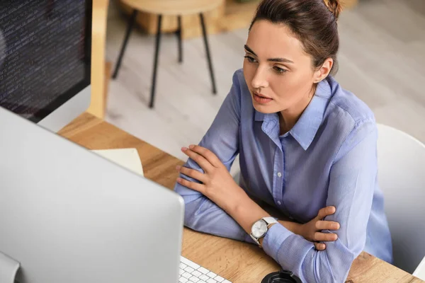 Programmiererin Arbeitet Büro — Stockfoto