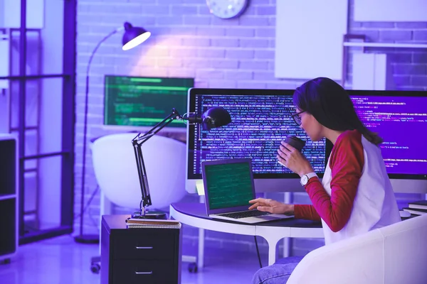 Programadora Femenina Trabajando Oficina Por Noche —  Fotos de Stock