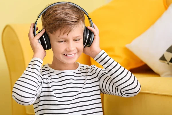 Mały Chłopiec Słuchający Muzyki Domu — Zdjęcie stockowe