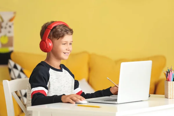 Menino Com Fones Ouvido Usando Laptop Casa — Fotografia de Stock