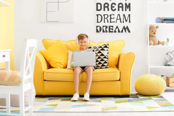 Kleine Jongen Met Laptop Die Thuis Naar Muziek Luistert — Stockfoto