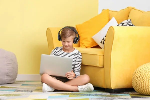 Malý Chlapec Laptopem Poslouchá Hudbu Doma — Stock fotografie
