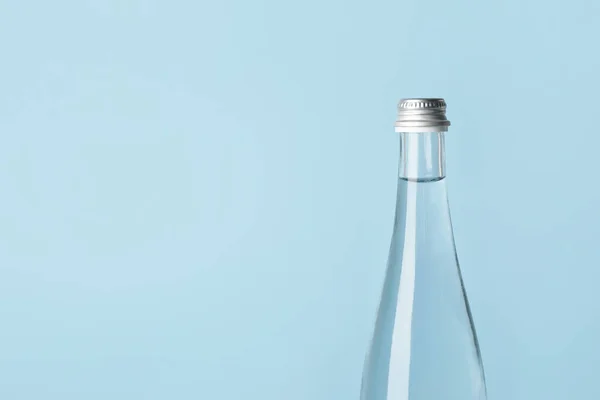 Bottiglia Acqua Pulita Sfondo Colore — Foto Stock