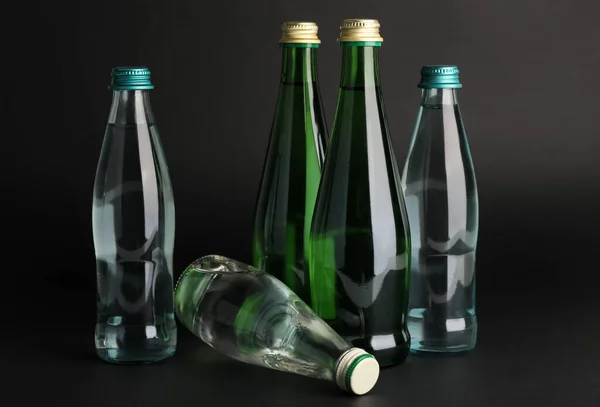 暗い背景にきれいな水のボトル — ストック写真