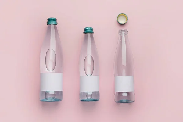 Пляшки Чистої Води Кольоровому Фоні — стокове фото