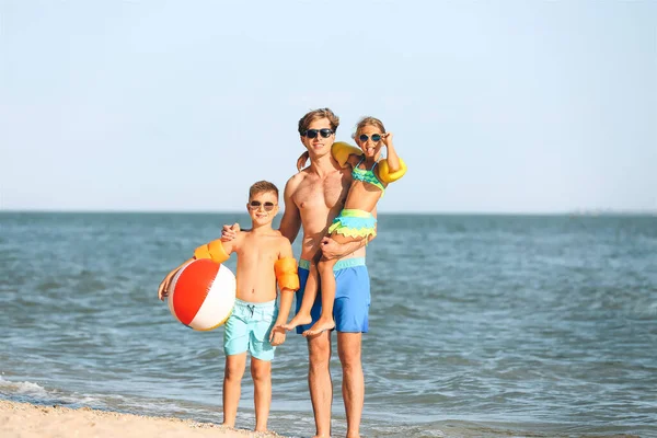Счастливый Человек Детьми Морском Пляже Курорте — стоковое фото