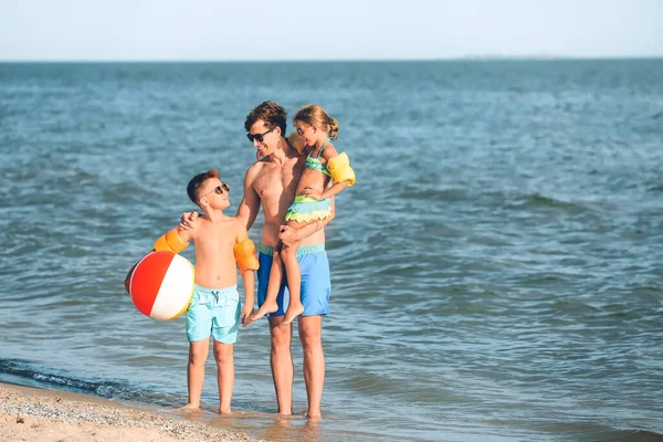 Happy Man Jego Dzieci Plaży Morskiej Kurorcie — Zdjęcie stockowe