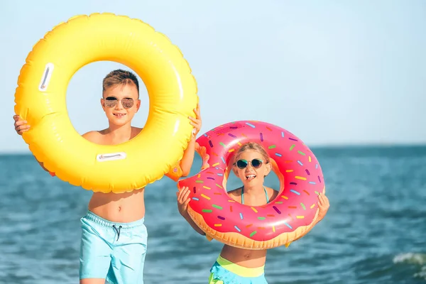 Милые Дети Надувными Кольцами Морском Пляже Курорте — стоковое фото