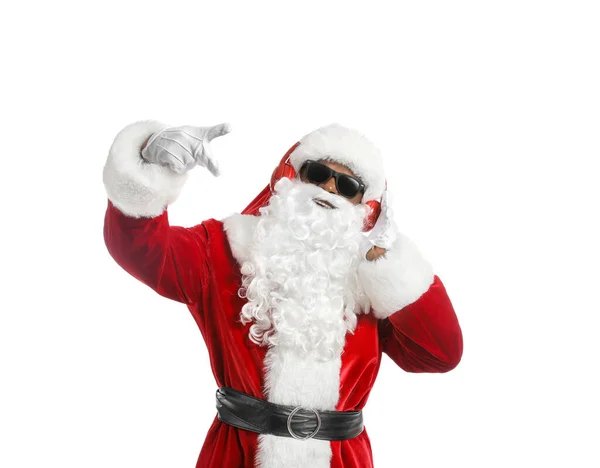 Cool Afroamericano Santa Claus Escuchando Música Sobre Fondo Blanco — Foto de Stock