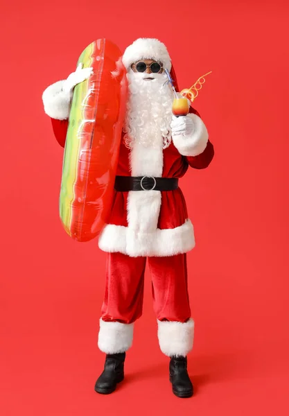 Afro Amerikaanse Santa Claus Met Zwemmen Ring Cocktail Kleur Achtergrond — Stockfoto