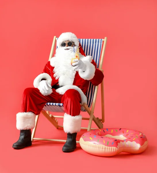 African American Santa Claus Cocktail Sitting Sun Lounger Color Background — Stock Photo, Image