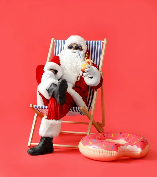 African American Santa Claus Cocktail Sitting Sun Lounger Color Background — Stock Photo, Image