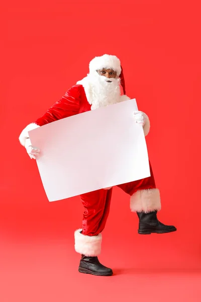 Афро Американский Санта Клаус Пустым Плакатом Цветном Фоне — стоковое фото
