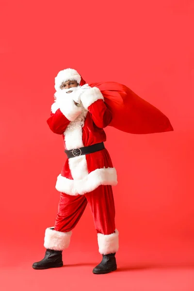Афро Американский Санта Клаус Сумкой Цветном Фоне — стоковое фото