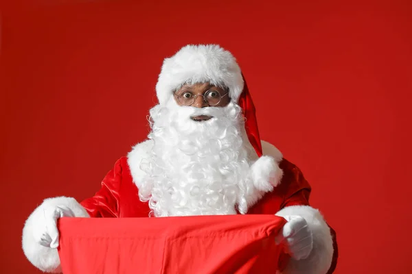 Africko Americký Santa Claus Taškou Barevném Pozadí — Stock fotografie