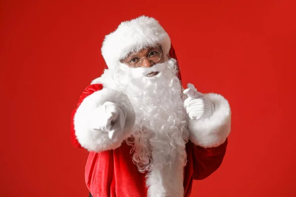 Coole Afroamerikanische Weihnachtsmänner Auf Farbigem Hintergrund — Stockfoto