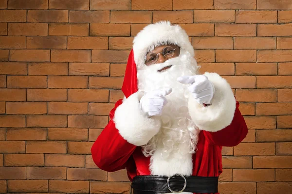 Cooler Afroamerikanischer Weihnachtsmann Auf Backstein Hintergrund — Stockfoto