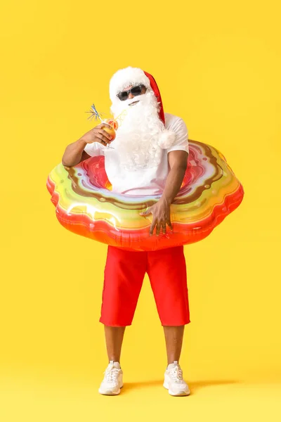 Babbo Natale Afro Americano Con Anello Gonfiabile Sfondo Colore — Foto Stock