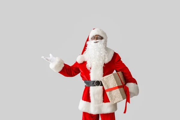 Santa Claus Afroamericano Con Regalo Sobre Fondo Claro — Foto de Stock