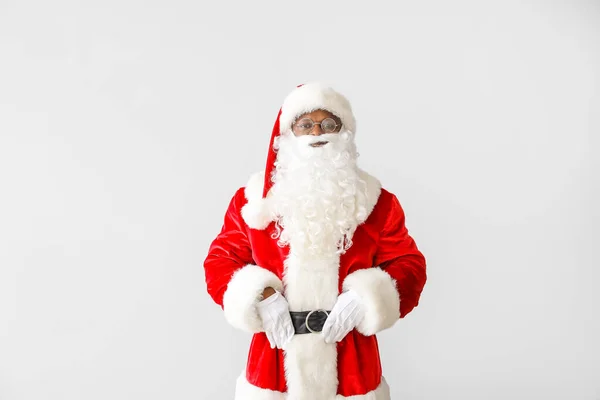 Afroamerykanin Święty Mikołaj Jasnym Tle — Zdjęcie stockowe