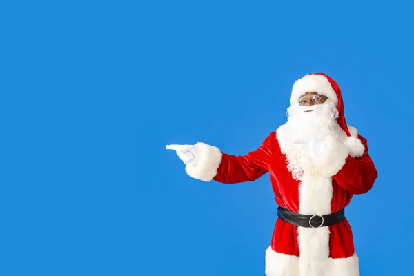 Афро Американский Санта Клаус Показывает Цветном Фоне — стоковое фото