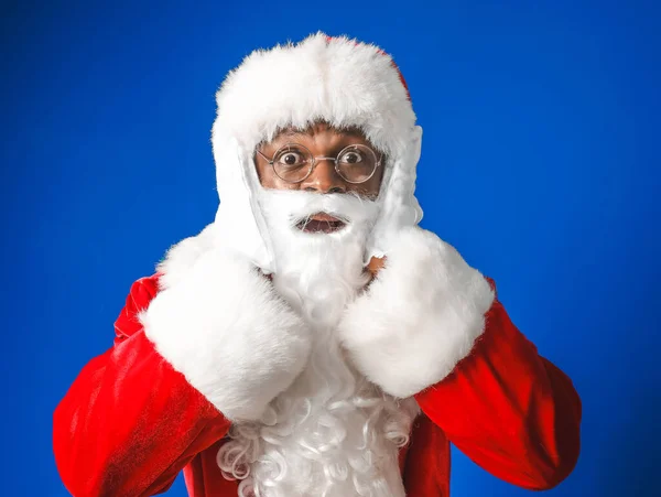 Impresionado Afroamericano Santa Claus Fondo Color —  Fotos de Stock