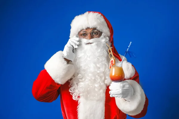 Afro Americano Santa Claus Con Cóctel Hablando Por Teléfono Sobre —  Fotos de Stock